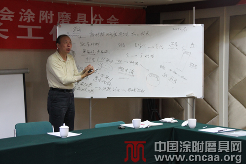 河南工业大学材料科学与工程学院院长邹文俊教授做精彩报告 河南工业大学材料科学与工程学院院长邹文俊教授做精彩报告